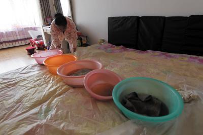 石棉楼上漏水，住户失联，小区没物管，业主维权难！律师来支招……